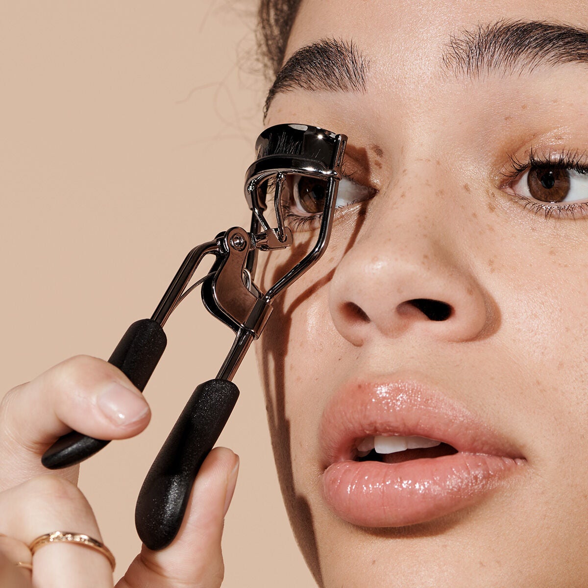 Model Curling Eyelashes